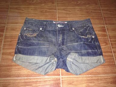 ยีนส์ขาสั้น